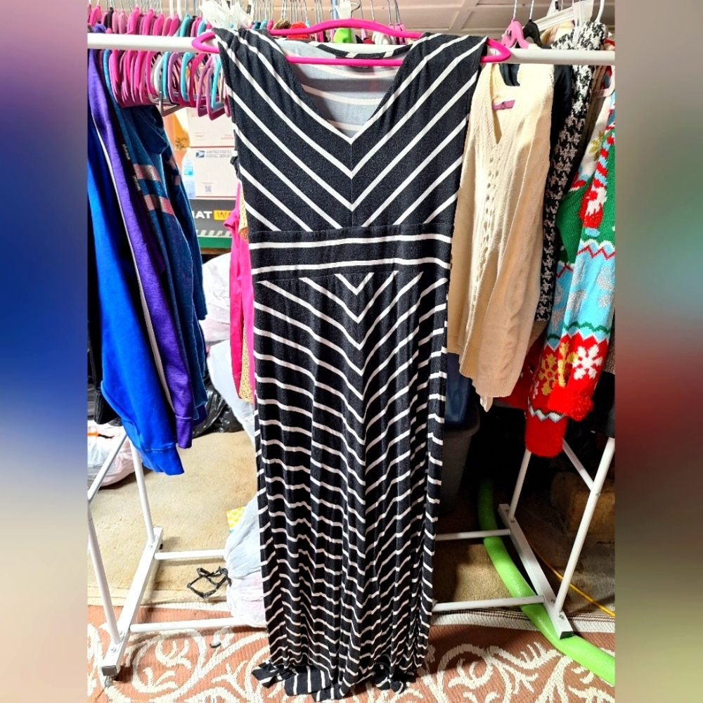 APT.9 size small v-neck maxi dress